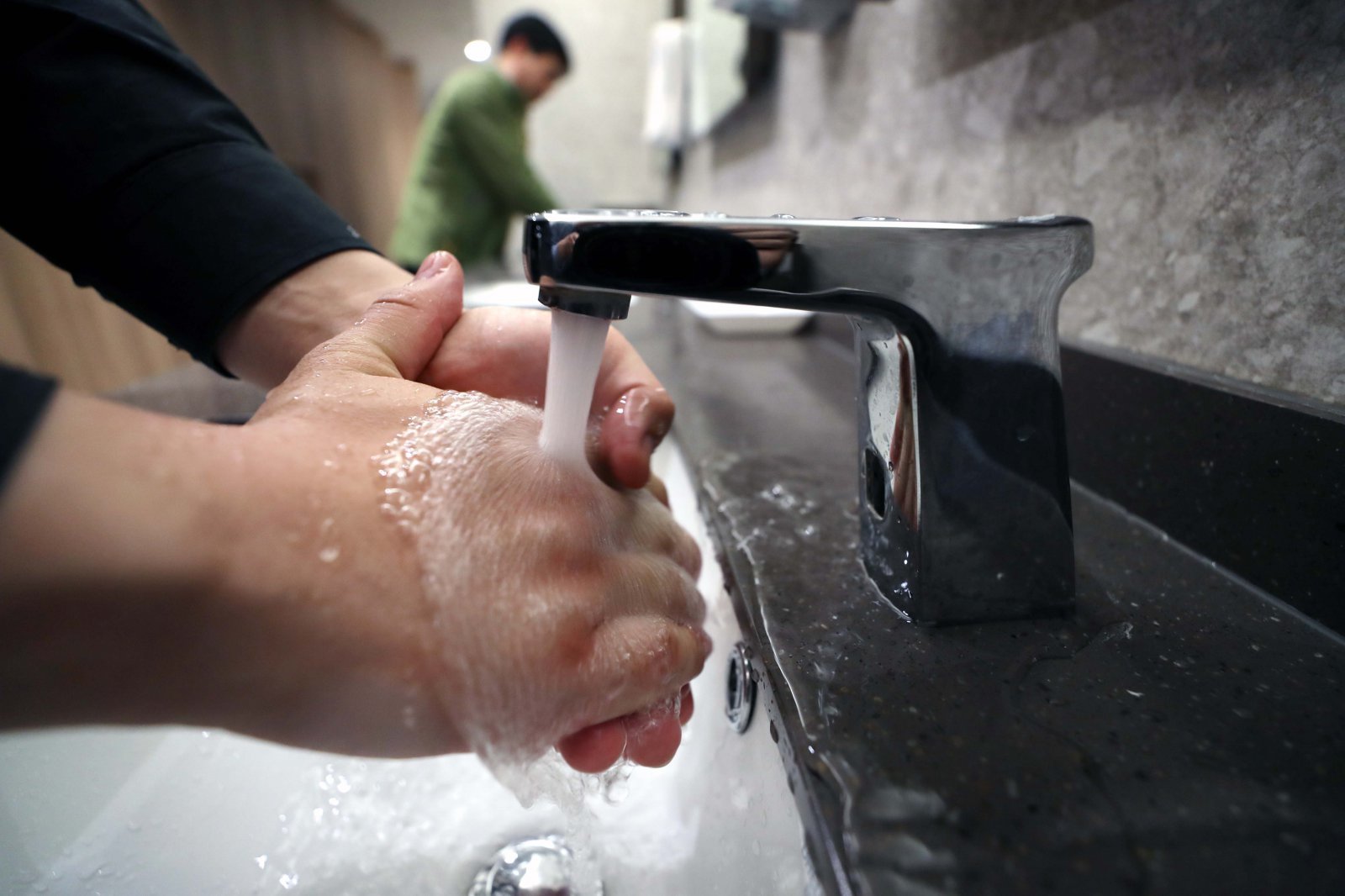 서울의 한 건물 화장실에서 손을 씻는 모습. 2023.03.22 뉴시스