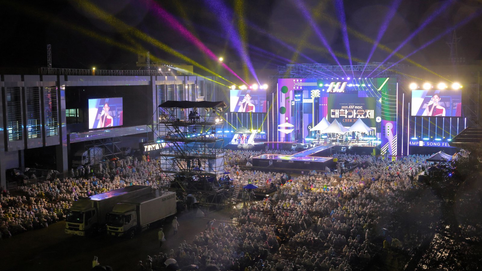 지난 3일 4500여 명의 관객이 운집한 가운데 한국해양대에서 열린 대학가요제 모습. 한국해양대 제공
