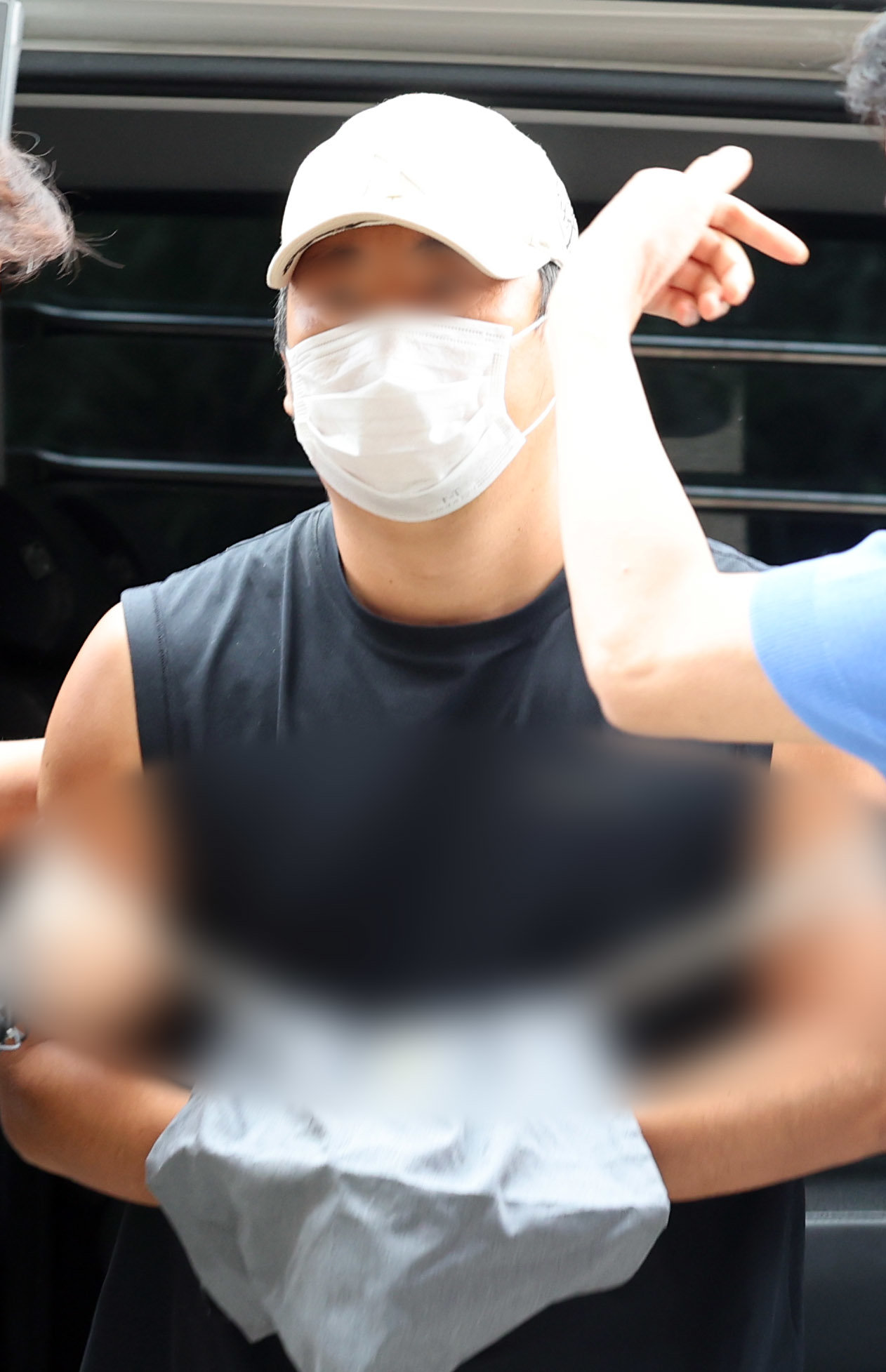 13일 오후 부천시 원미구 인천지방법원 부천지원으로 지난 10일 경기 김포시 한 단독주택에서 60∼70대 부모와 30대 형 등 일가족 3명을 흉기로 살해한 혐의를 받는 30대 A씨가 구속 전 피의자 심문(영장실질심사)을 받기 위해 출석하고 있다.  2025.07.13 뉴시스