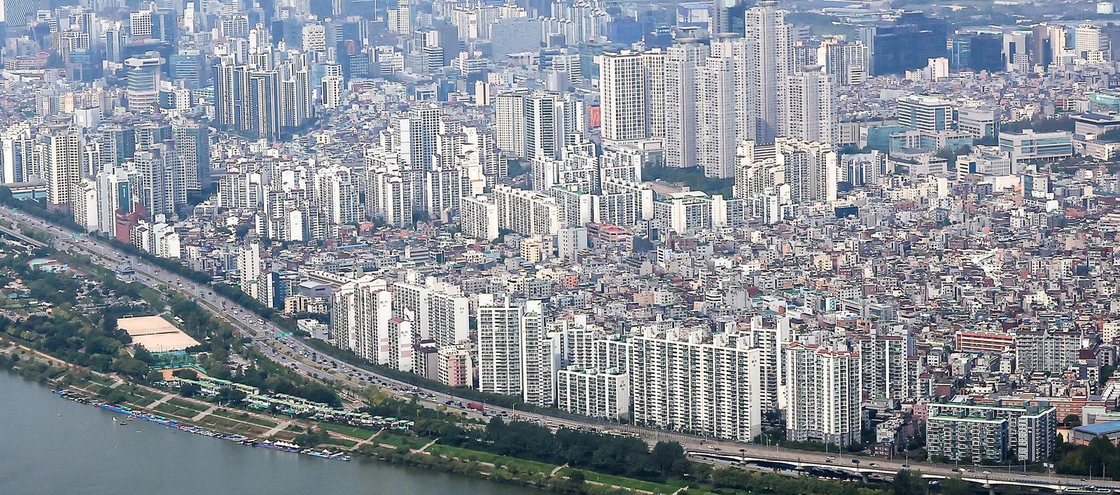 서울 송파구 롯데월드타워에서 바라본 한강변 아파트 단지. 뉴스1