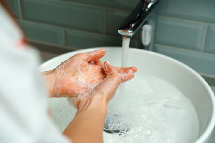 한국 성인 6명 중 1명은 화장실 이용 후 손을 씻지 않는 것으로 조사됐다. 손을 씻긴 해도 ‘올바른 손씻기’를 실천한 비율은 10% 수준에 불과했다. (게티이미지)