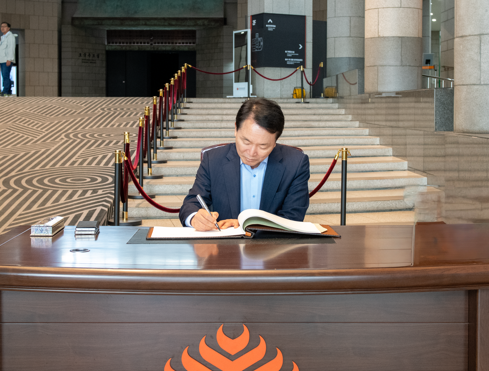 성일종 국방위원장이 14일 오후 전쟁기념관에서 방명록을 작성하고 있다.