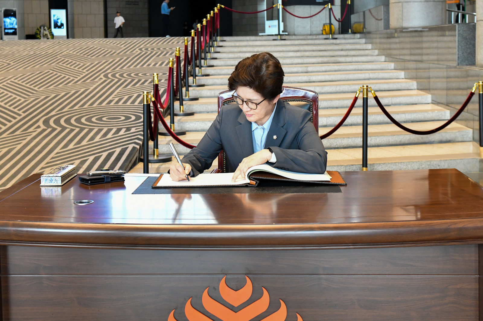 강선영 의원이 14일 오후 전쟁기념관에서 방명록을 작성하고 있다.