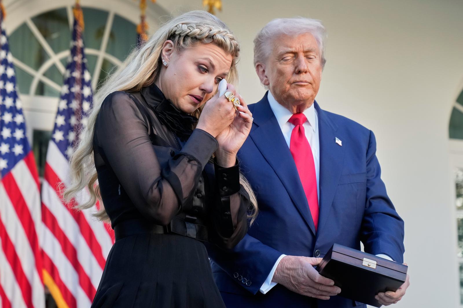 도널드 트럼프 미국 대통령이 14일(현지 시간) 미 워싱턴 백악관 로즈가든에서 열린 찰리 커크 대통령 자유의 메달 수여식에서 커크의 부인 에리카 커크를 위로하고 있다. 2025.10.15. AP 뉴시스