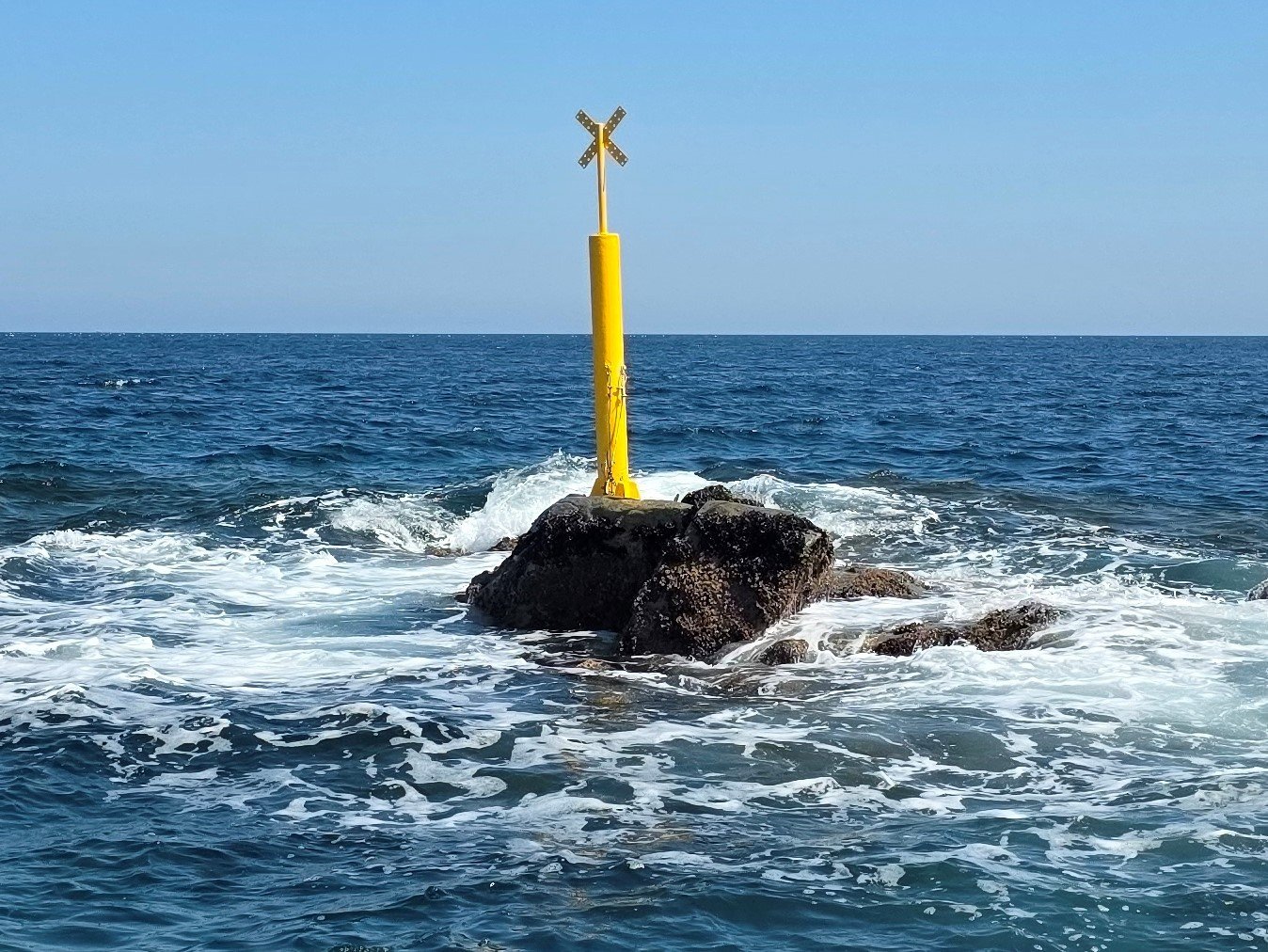 새로 교체한 항로표지. 동해지방해양수산청 제공.