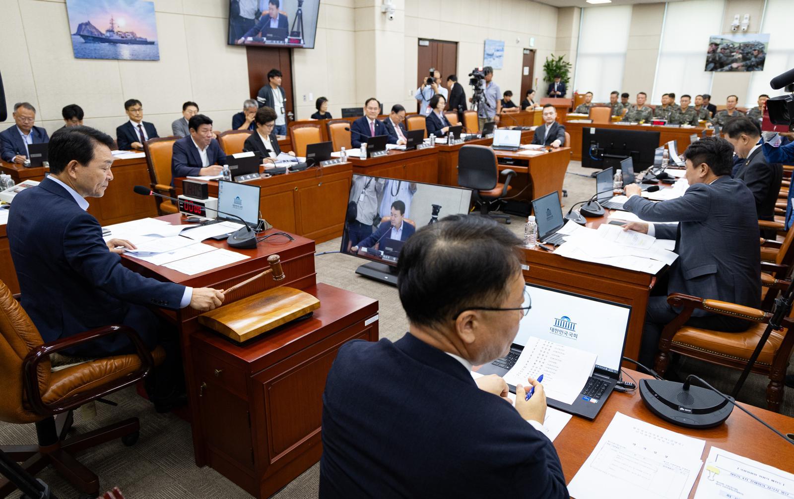 성일종 국회 국방위원장이 29일 서울 여의도 국회에서 열린 제429회 국회(정기회) 국방위원회 제4차 전체회의에서 의사봉을 두드리고 있다. 뉴스1
