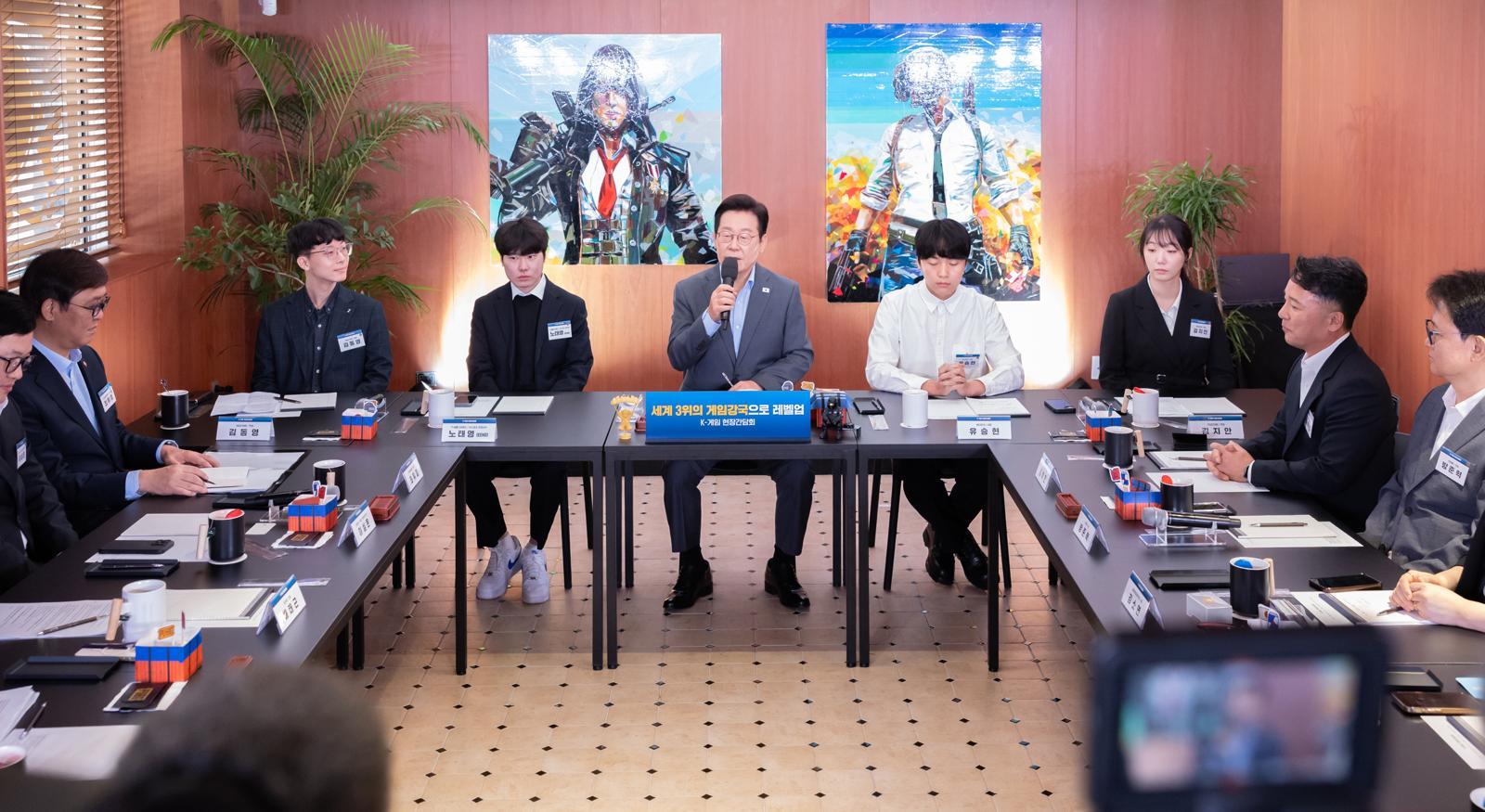 이재명 대통령이 15일 오전 서울 성동구 복합문화공간 펍지(PUBG) 성수에서 열린 K-게임현장간담회에 참석해 있다. 2025.10.15. 대통령실 제공