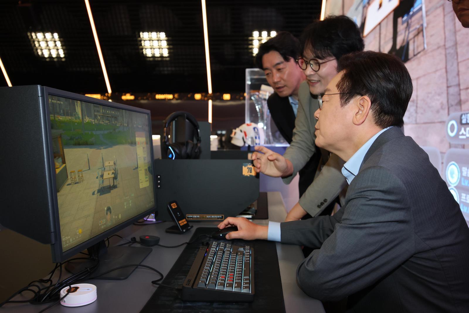 이재명 대통령이 15일 서울 성동구 펍지 성수에서 열린 K-게임 현장 간담회에서 ‘크래프톤’ 신작 게임 ‘인조이’ 체험을 하고 있다. 2025.10.15. 서울=뉴시스