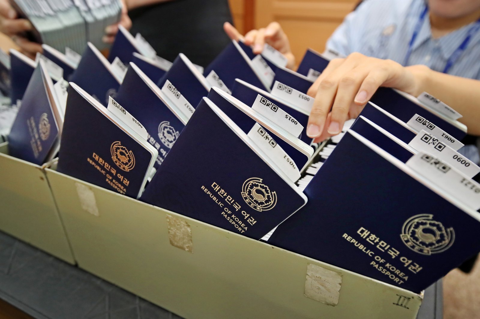 본격적인 휴가철을 앞두고 여권 발급 신청이 급증하고 있다. 지난 7월 15일 오전 대구 달서구청 민원실 여권 교부처에서 담당 직원이 신규 발급된 여권을 정리하고 있다. 2025.7.15 뉴스1
