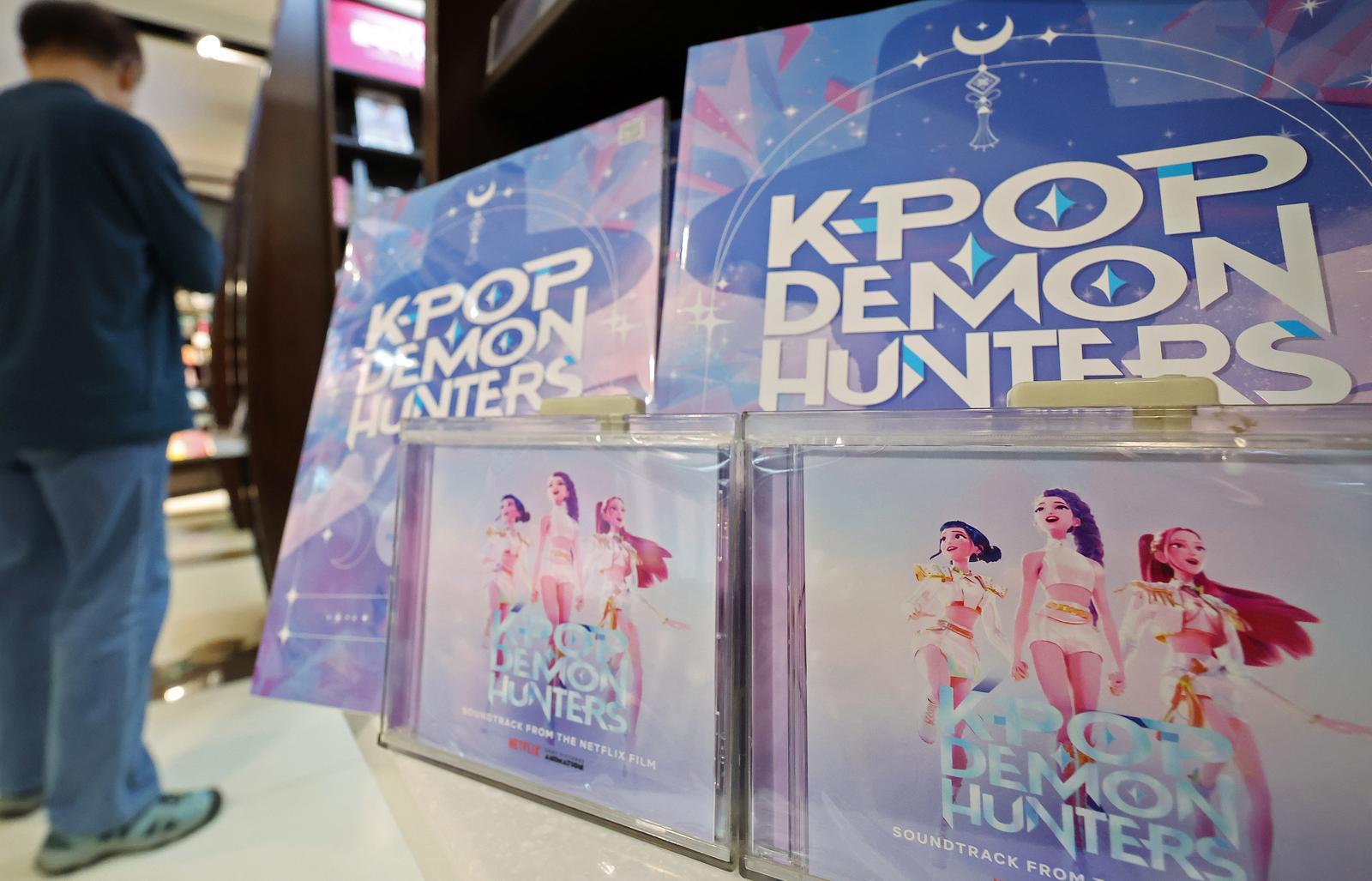 교보문고 광화문점에 전시된 케이팝 데몬 헌터스 음반. 뉴스1