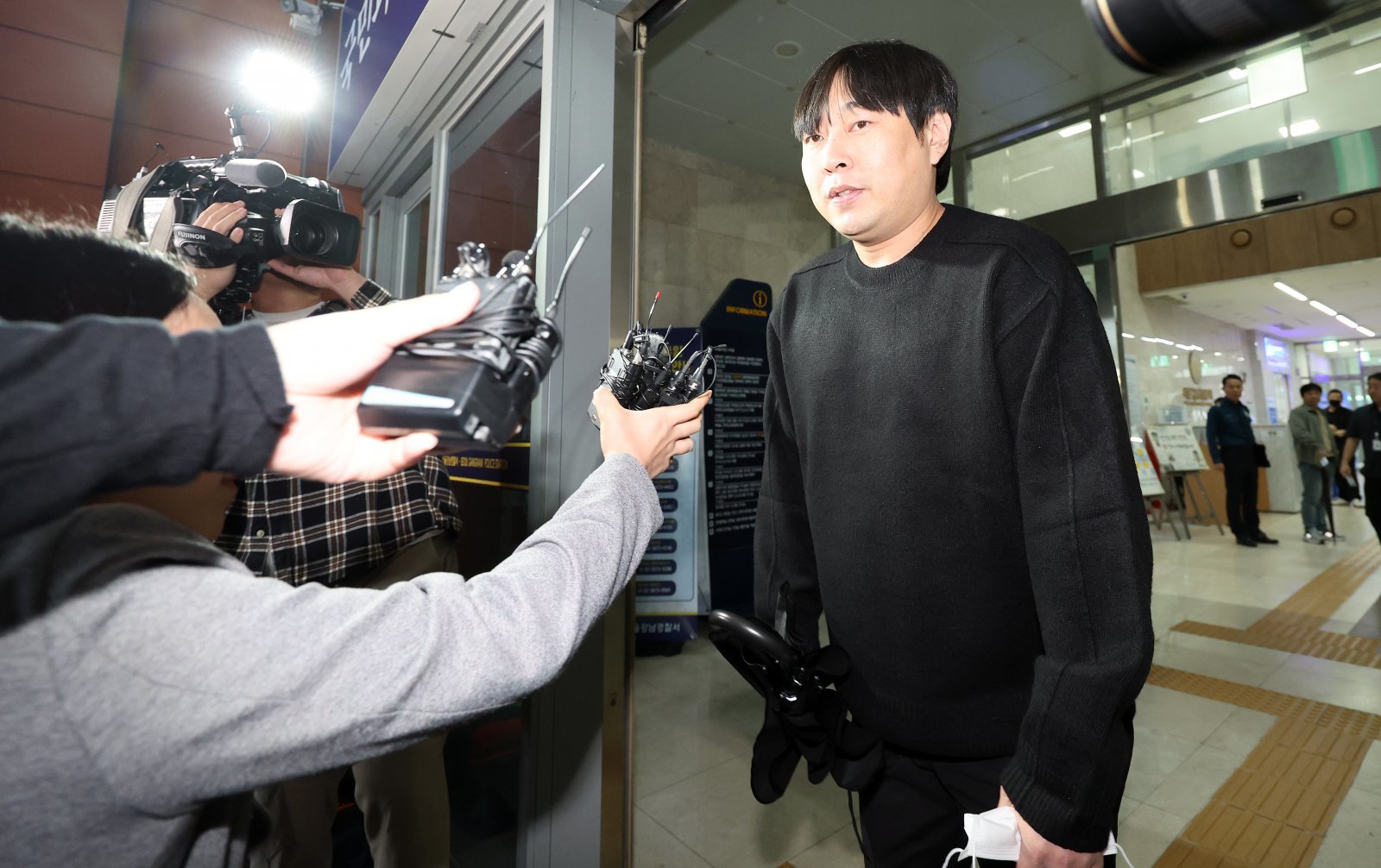 인터넷 불법 도박 사실을 털어놓은 개그맨 이진호가 지난해 10월22일 오후 서울 강남경찰서에 피의자 신분으로 출석하며 질의를 받고 있다. 2024.10.22 뉴스1