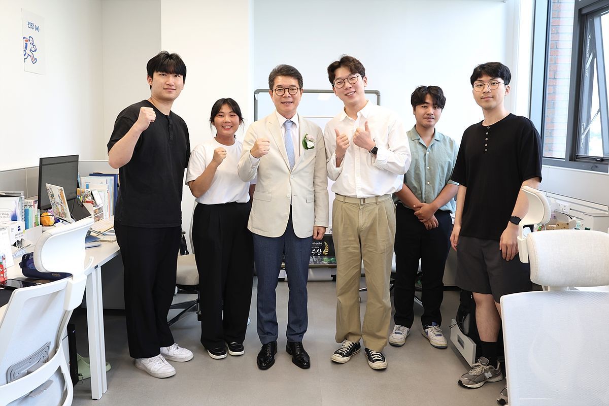 성동청년 창업이룸센터 개관식에서 입주 기업 관계자를 만난 정원오 구청장(왼쪽에서 세 번째) / 출처=성동구청