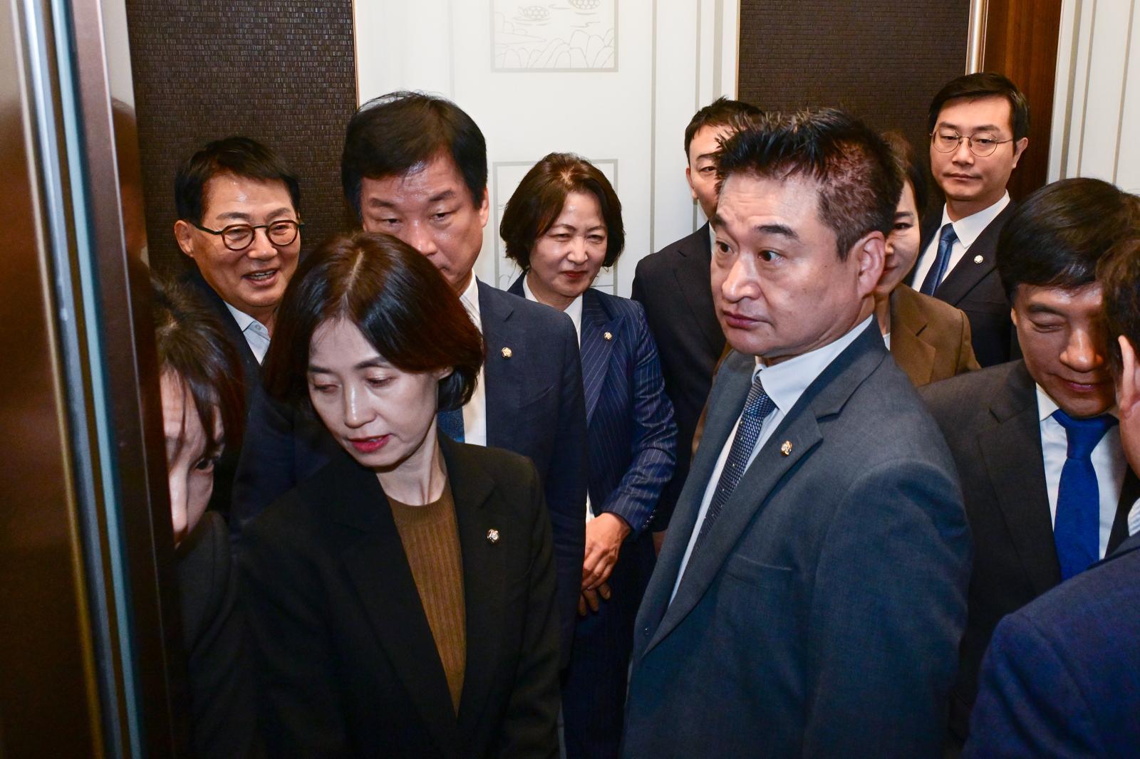 추미애 법제사법위원장과 국민의힘 소속 의원을 제외한 법제사법위원들이 15일 서울 서초구 대법원에서 현장 점검을 위해 승강기에 오르고 있다. 2025.10.15. 뉴시스