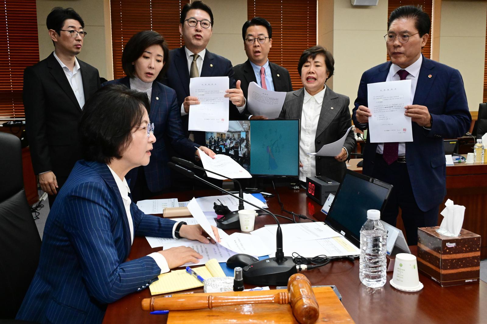 15일 서울 서초구 대법원에서 열린 국회 법제사법위원회 전체회의에서 나경원 국민의힘 의원을 비롯한 의원들이 ‘이재명 대통령의 공직선거법위반 사건에 대한 대법원 전원합의체 관련 서류 제출 요구의 건’ 처리에 반발하고 있다. 2025.10.15/뉴스1