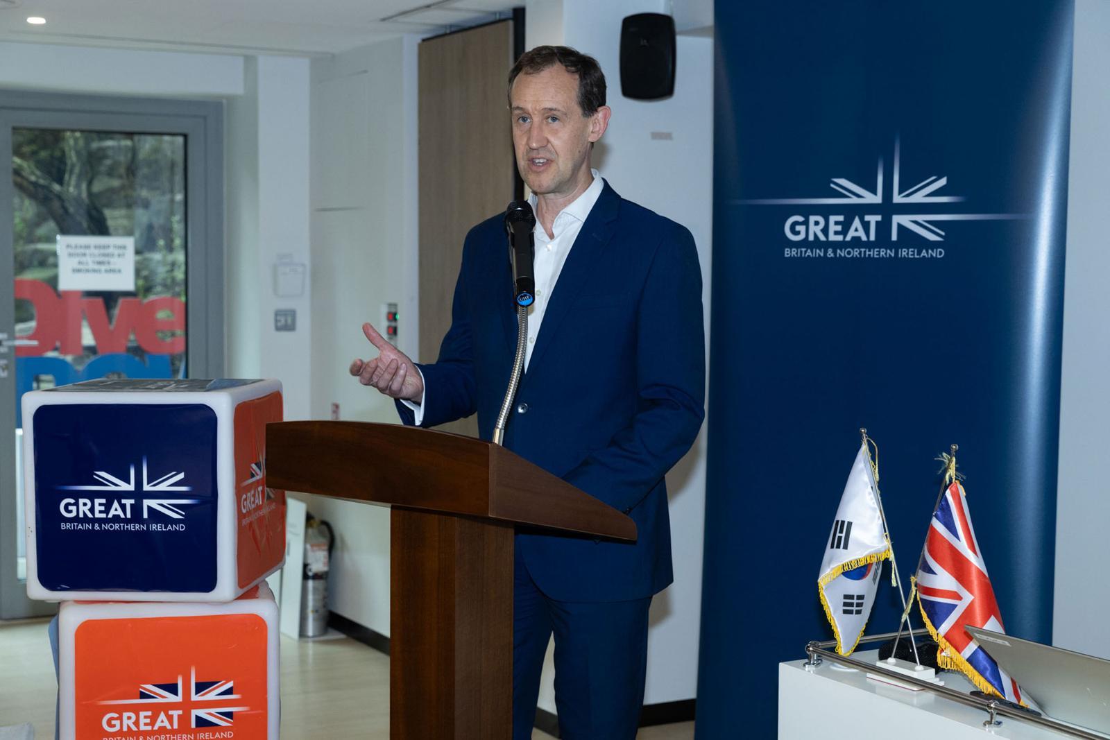 14일 서울 중구 주한영국대사관 아스톤홀에서 열린 ‘한-영 도시건축 협력 세미나’에서 토니 클렘슨 주한영국대사관 산업통상부 상무참사관이 발언하고 있다. 주한영국대사관 제공