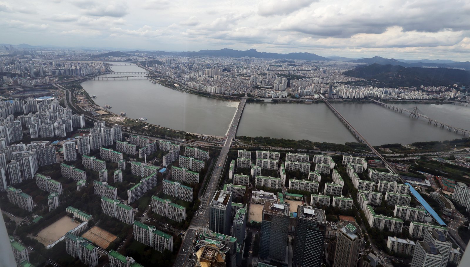 서울 송파구 롯데월드타워에서 바라본 아파트 단지. 2025.10.15 뉴스1