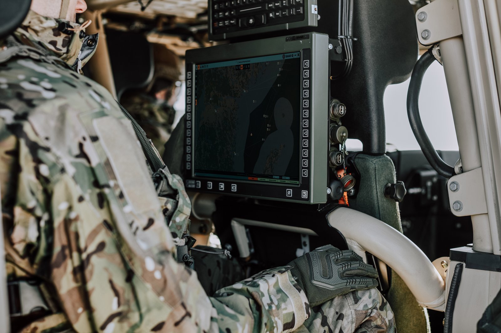 ‘Sirius Compact(시리우스 컴팩트)’는 모듈형 수동 전자전 센서(Modular Passive Electronic Warfare Sensor)로 무소음 탐지와 데이터 링크 신호 우선순위 기능을 제공한다.