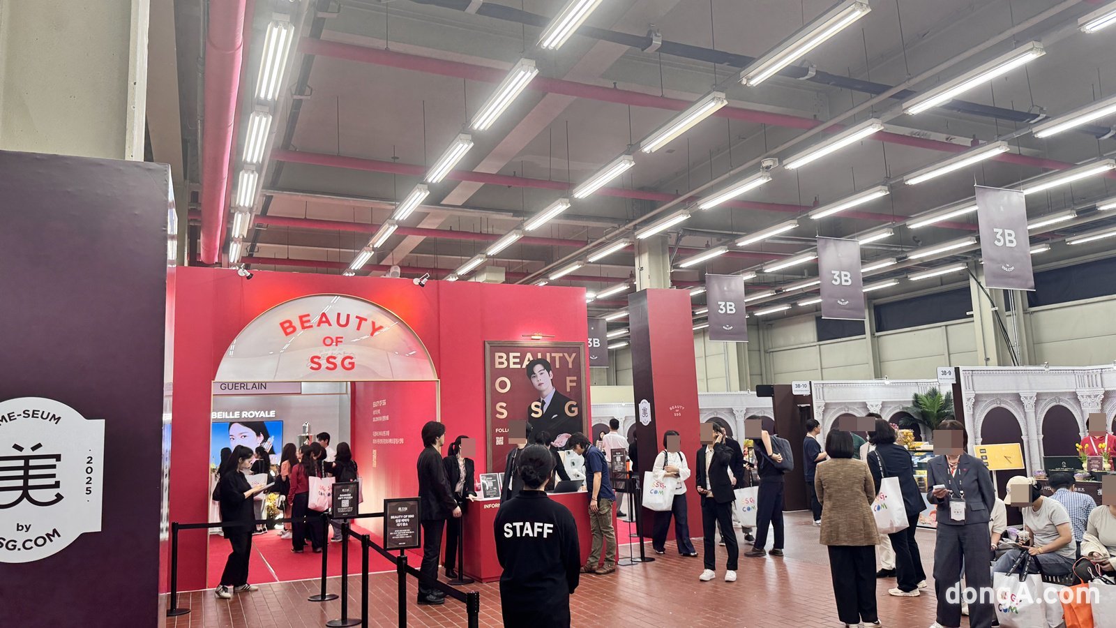 SSG닷컴은 15일부터 19일까지 서울 성수동에서 진행하는 페스타 ‘미지엄(美지엄)’ 3층에 마련된 ‘BEAUTY OF SSG’ 존. 윤우열 기자 cloudancer@donga.com