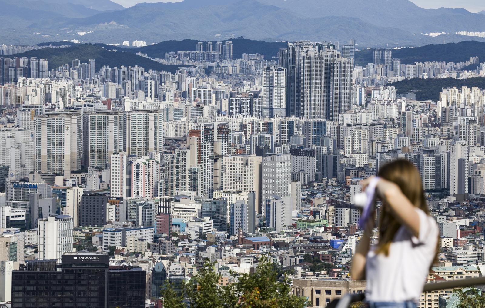 정부가 10·15 부동산 대책을 발표한 15일 오후 서울 남산에서 대규모 아파트 단지가 보이고 있다. 뉴시스