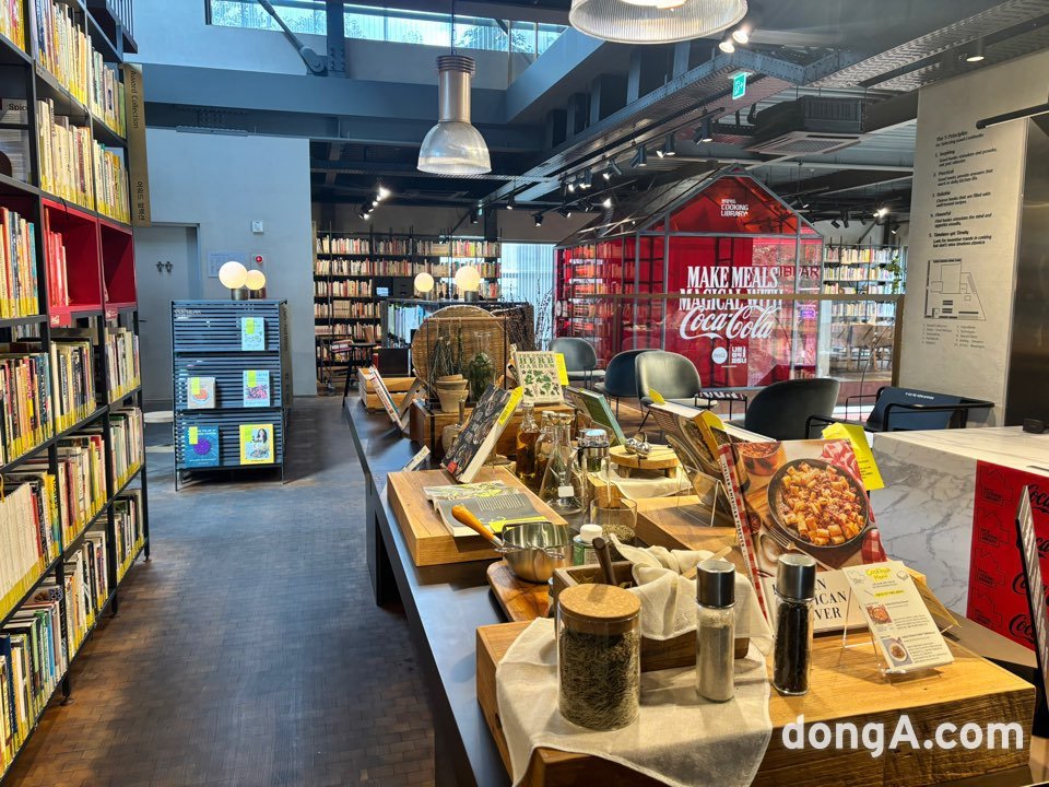 현대카드 쿠킹 라이브러리 코카콜라 팝업. 황소영 기자 fangso@donga.com