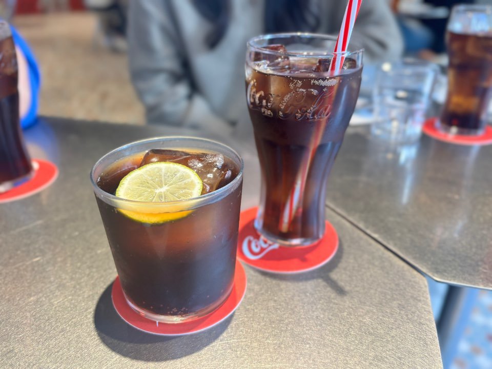 코카콜라 팝업에서 볼 수 있는 특별 음료. 쿠바리브레와 코카콜라. 황소영 기자 fangso@donga.com