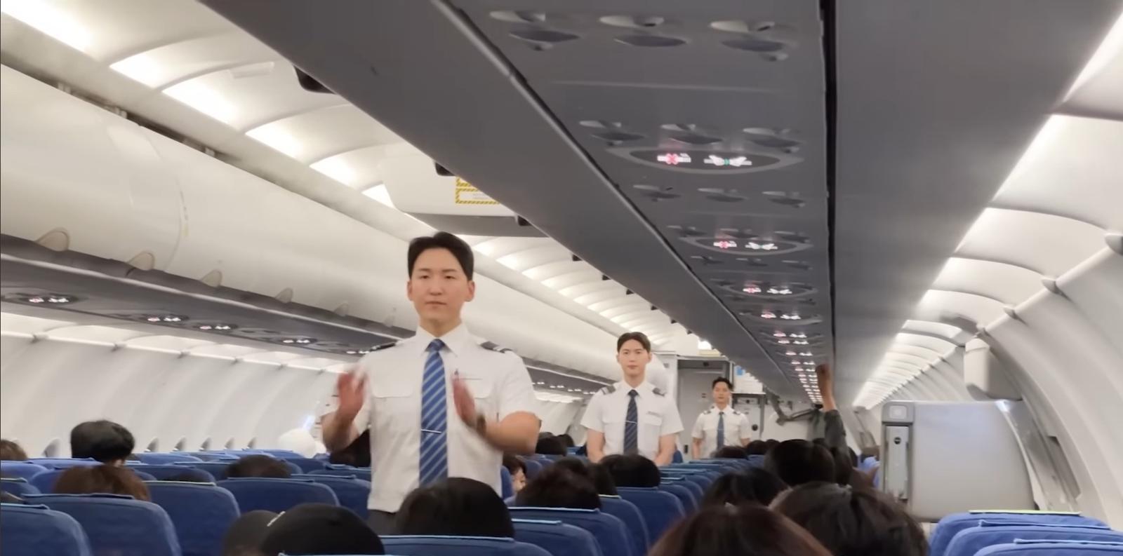 지난달 베트남 다낭으로 향하는 에어부산 여객기에서 남자 승무원들이 승객들에게 주의사항을 안내하고 있다. 
에어부산 유튜브 캡처
