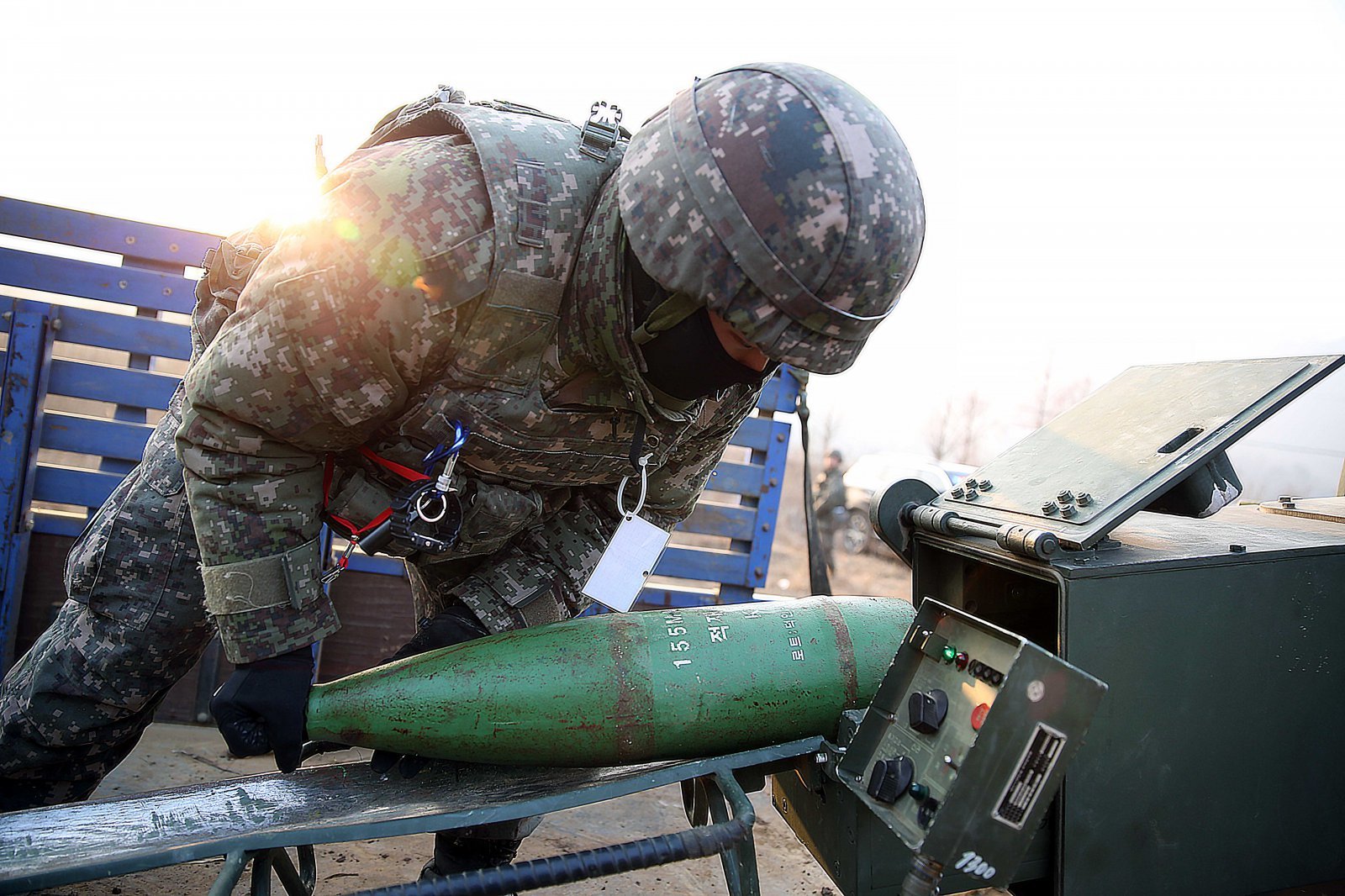 육군 5797부대 장병이 지난 21일 경기 연천군 부흥동 훈련장에서 열린 혹한기 전술훈련에서 K10 탄약운반장갑차로 모의탄약을 전방 적재하고 있다. (사진은 기사 내용과 무관함, 육군 5797부대 제공) 2025.1.22/뉴스1