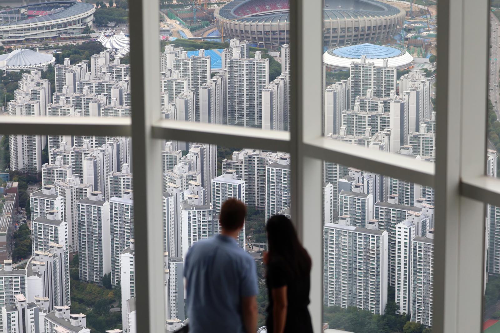 서울 송파구 롯데월드타워에서 바라본 아파트 단지. 2025.10.15. 뉴스1