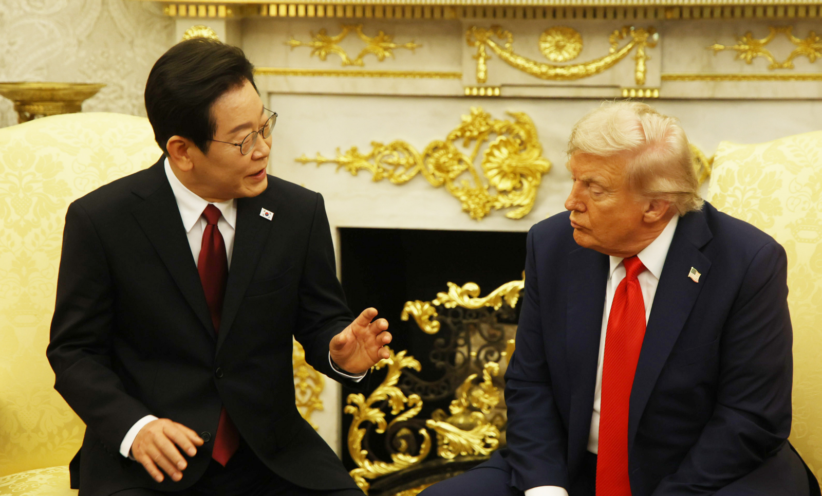 이재명 대통령이 25일(현지시간) 미국 워싱턴DC 백악관 오벌 오피스에서 도널드 트럼프 미국 대통령과 한미정상회담을 하고 있다.   워싱턴=송은석 기자 silverstone@donga.com