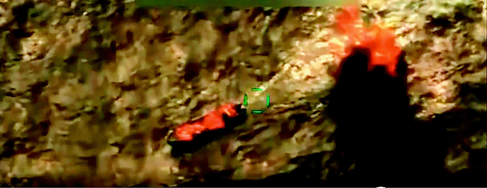 도널드 트럼프 미국 대통령이 15일 공개한 영상에서 마약 운반선으로 추정되는 선박이 베네수엘라 연안에서 미군의 공습을 받아 불타고 있다. 사진 출처 트루스소셜