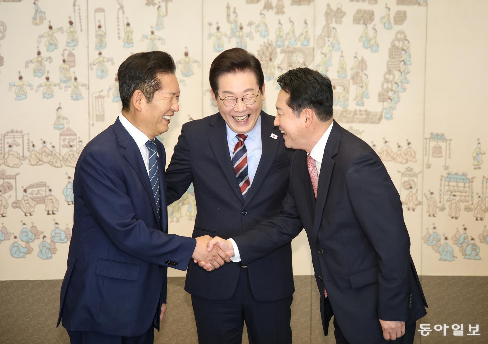 지난달 8일 서울 용산 대통령실 오찬에서 만난 이재명 대통령(가운데)과 정청래 더불어민주당 대표(왼쪽), 장동혁 국민의힘 대표(오른쪽). 송은석 기자 silverstone@donga.com