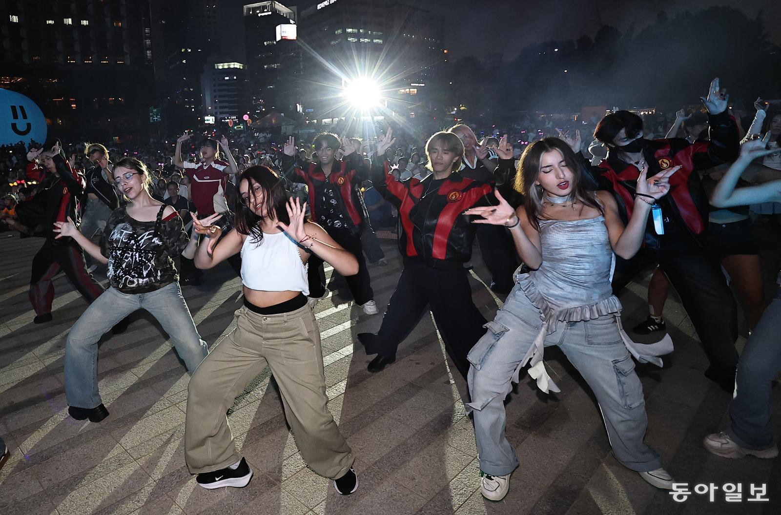 지난달 14일 서울광장에서 열린 영화 ‘케이팝 데몬 헌터스(케데헌)’를 주제로 한 2025서울헌터스 페스티벌에 참가한 외국인들이 댄스배틀을 하고 있다. 양회성 기자 yohan@donga.com