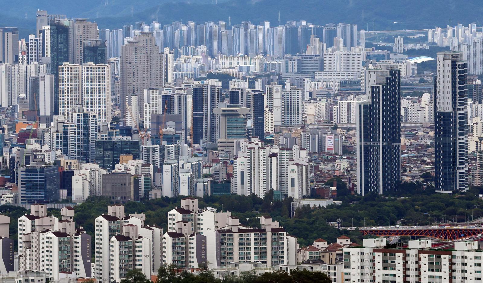 서울 남산에서 바라본 아파트 단지 모습. 뉴스1