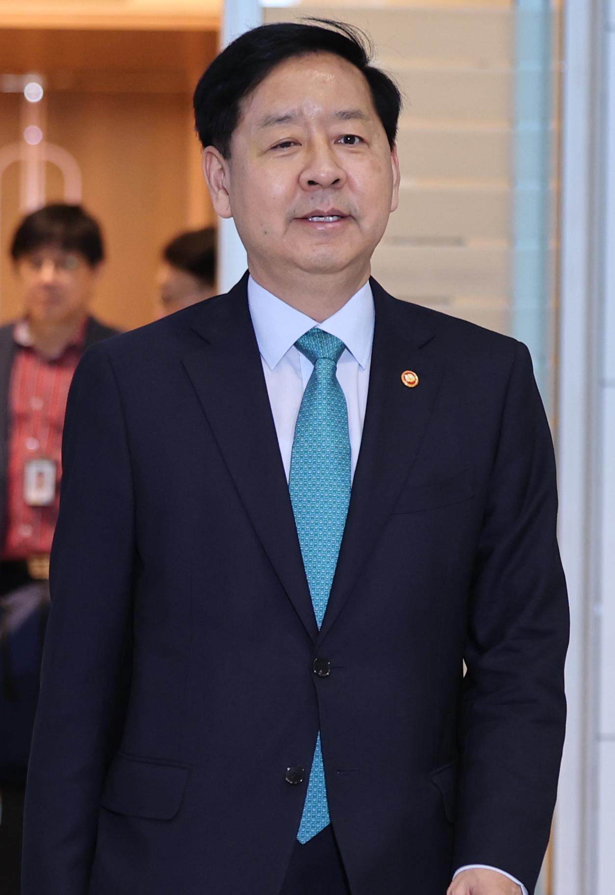 구윤철 부총리 겸 기획재정부 장관이 15일 오전 인천국제공항 제2터미널에서 출국하고 있다. 구 부총리는 한미 관세협상 후속 협의와 관련해 “한국의 상황을 잘 설명하고 돌아오겠다”고 말했다. 인천=뉴스1