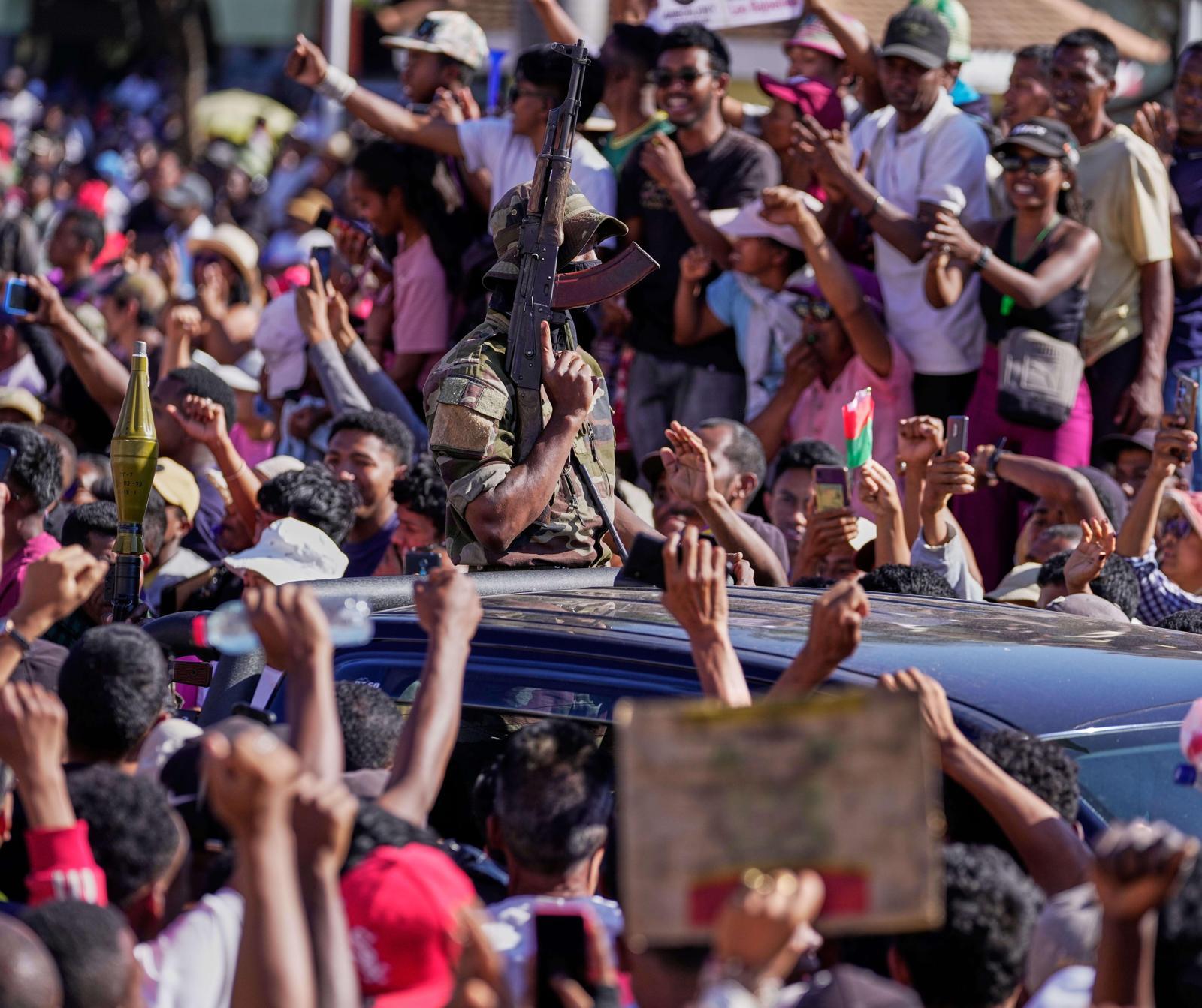 14일 마다가스카르 수도 안타나나리보에서 반정부 시위대가 자신들과 뜻을 같이하는 정예부대 ‘캅사트’를 향해 환호하고 있다. 안타나나리보=AP 뉴시스