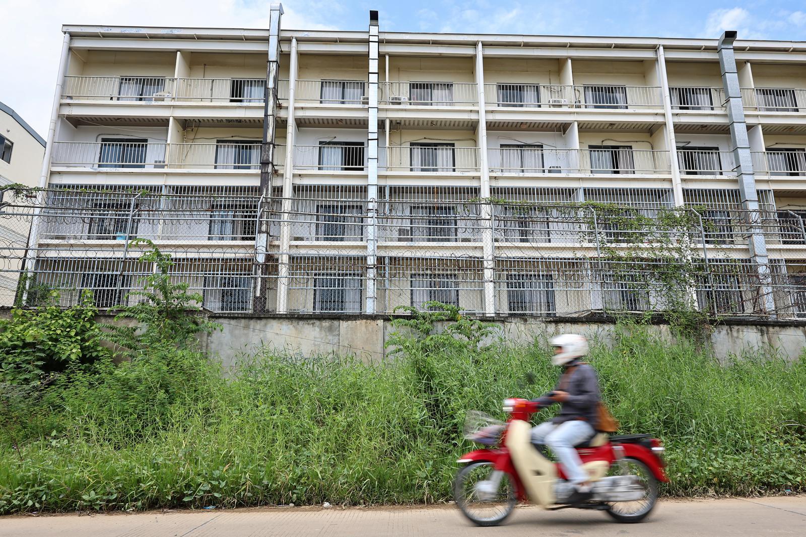 철조망 둘러쳐진 캄보디아 범죄단지
15일(현지 시간) 캄보디아 프놈펜의 한 ‘웬치’(범죄단지) 주변에 높은 담장과 철조망이 둘러쳐져 있다. 이 웬치는 한국인을 감금해 강제 노동을 시키던 곳으로, 현재는 현지 당국의 단속으로 빈 상태다. 정부는 이날 김진아 외교부 2차관을 단장으로 한 합동대응팀을 프놈펜으로 파견했다. 프놈펜=뉴스1