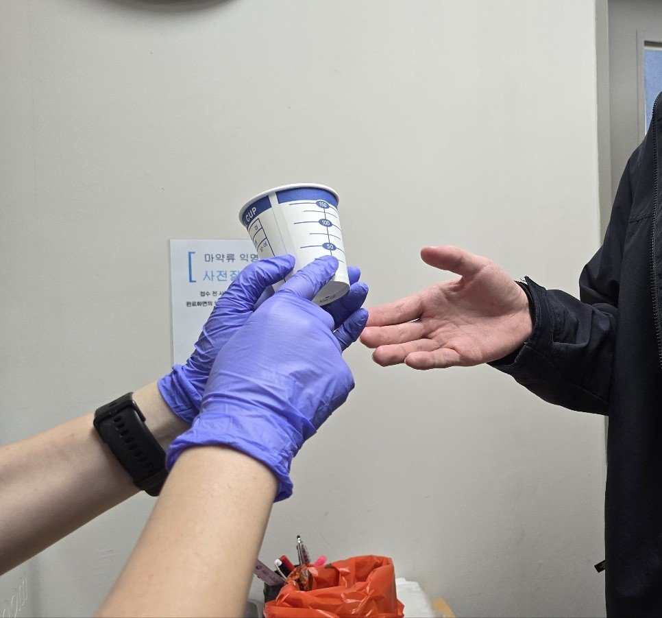 서울시는 마약류 노출이 우려되는 시민을 대상으로 무료 익명검사를 시행하고 있다. 검사 전 직원의 안내를 받는 시민의 모습. 서울시 제공