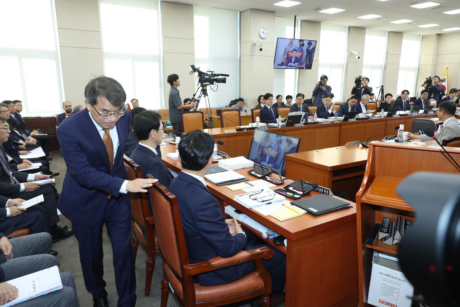 노태악 중앙선거관리위원장이 15일 서울 여의도 국회에서 열린 행정안전위원회의 중앙선거관리위원회, 인사혁신처, 소방청 등 국정감사에서 인사말 후 이석하고 있다. 2025.10.15 [서울=뉴시스]