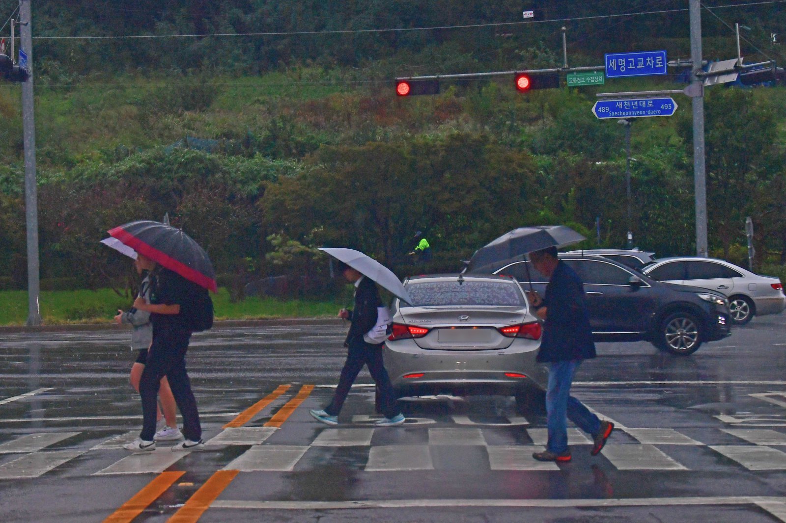 경북 포항시 남구 새천년대로에서 학생들과 시민들이 가을비를 피해 걸어가고 있다. 2025.10.14/뉴스1