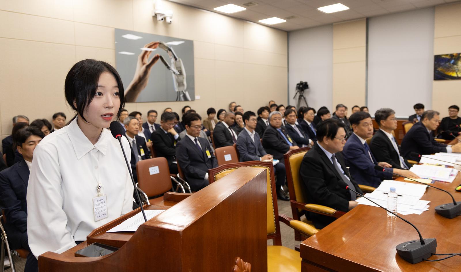 유튜버 쯔양(박정원)이 14일 서울 여의도 국회에서 열린 과학기술정보방송통신위원회 방송통신위원회 등에 대한 국정감사에 출석해 의원 질의에 답변하고 있다. 2025.10.14/뉴스1