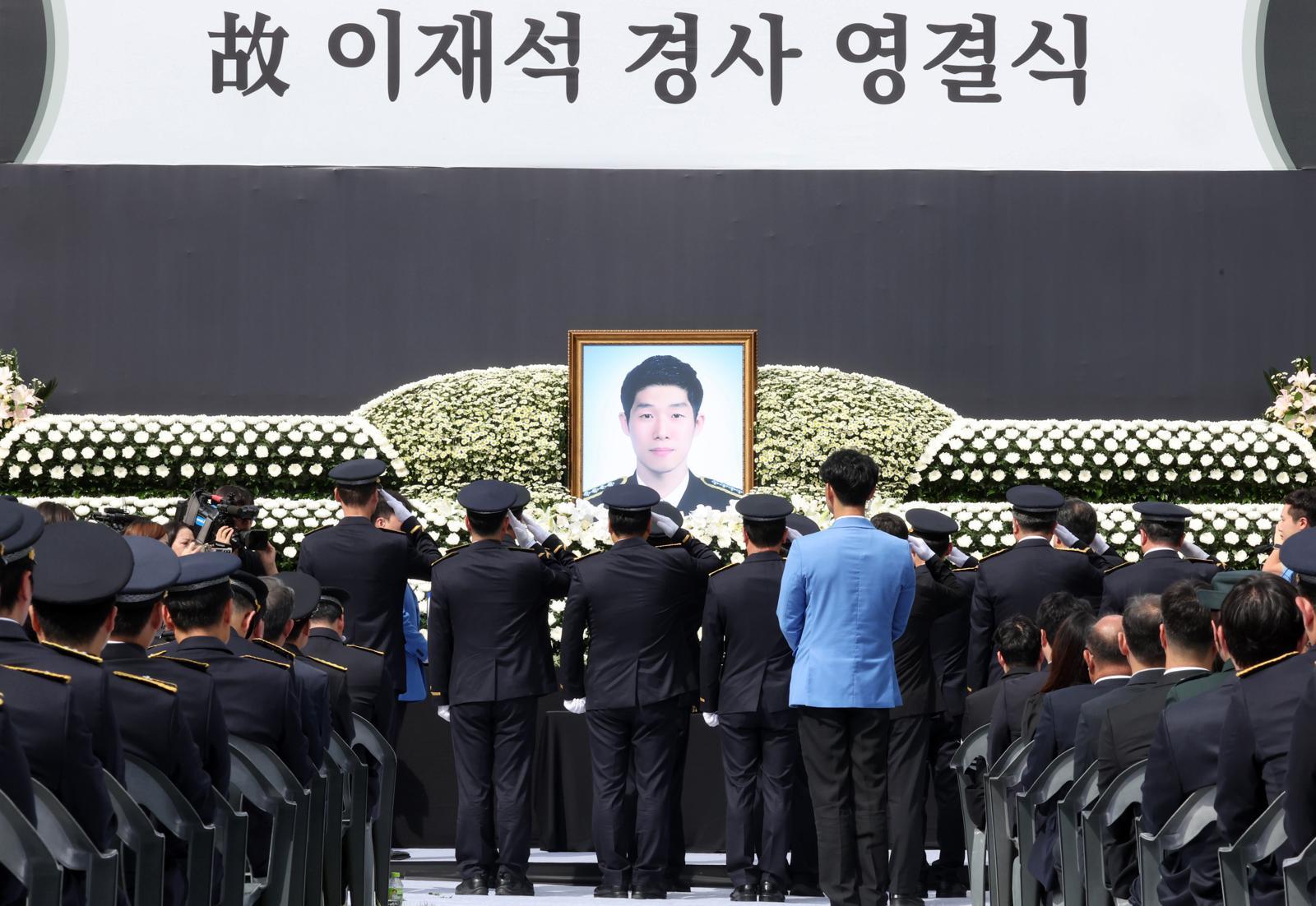 갯벌에 고립된 노인을 혼자 구하려다 숨진 고(故) 이재석 경사의 영결식이 진행된 15일 오전 인천 서구 인천해양경찰서에서 오상권 중부해양경찰청장 등 동료들이 헌화 후 경례하고 있다. 2025.09.15. 뉴시스