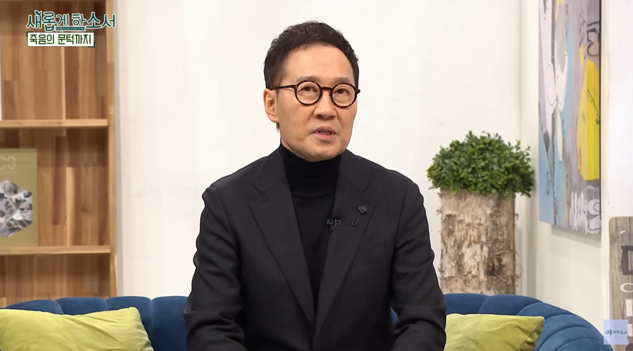 가수 유열이 9년간의 폐섬유증 투병 끝에 폐 이식 수술로 기적적인 회복을 했다. “연명치료 말까지 나왔지만 살아났다”고 고백했다. 유열(유튜브 영상 갈무리)