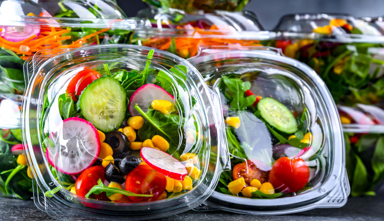 시판 샐러드는 표시된 영양성분은 풍부하지만, 심장 건강 보호효과는 거의 없는 것으로 나타났다. 사진=게티이미지코리아.