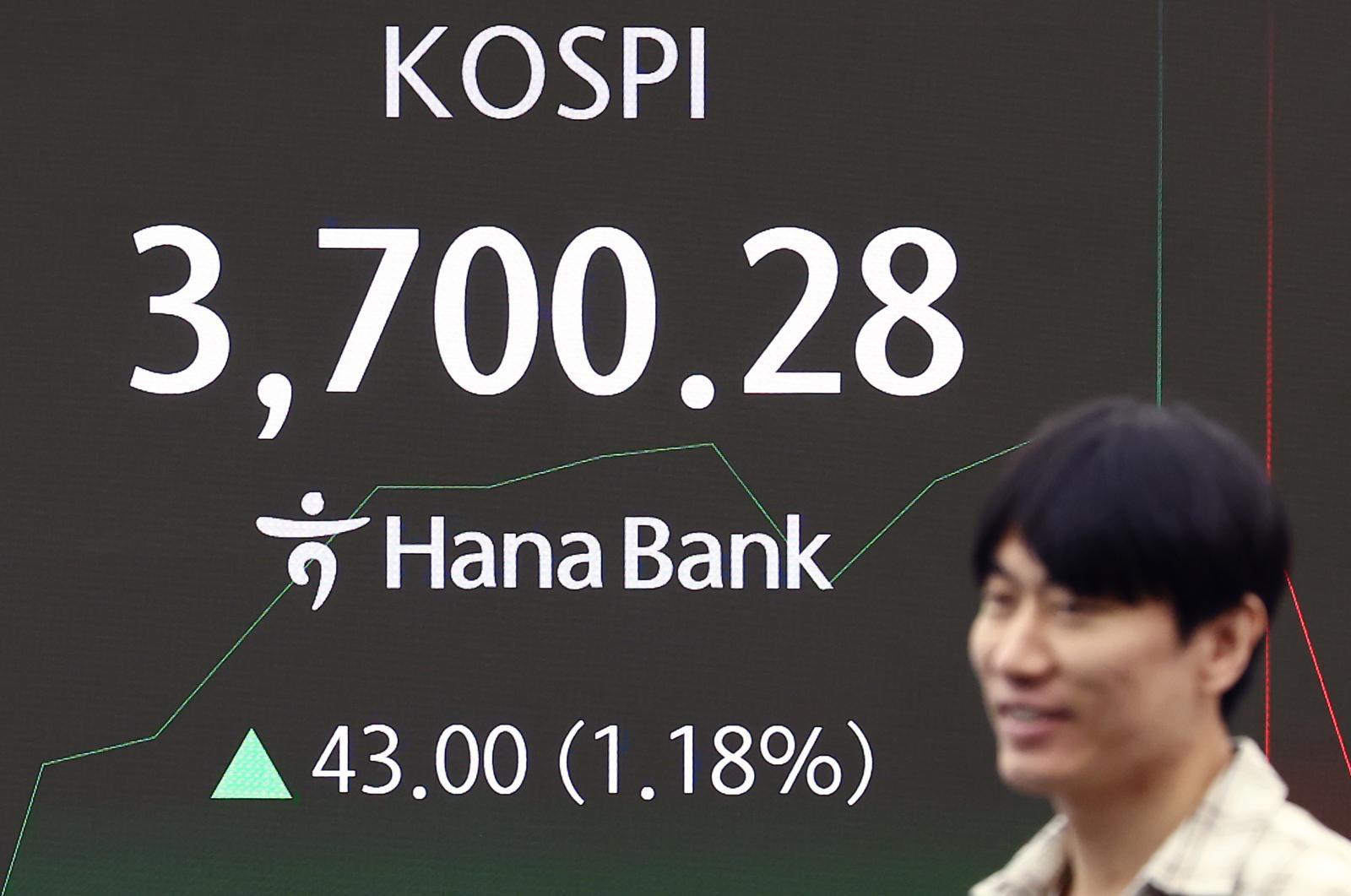16일 오전 서울 중구 하나은행 딜링룸 전광판에 개장 시황이 나오고 있다.  이날 코스피는 전 거래일(3657.28)보다 18.54포인트(0.51%) 오른 3675.82, 코스닥 지수는 전 거래일(864.72)보다 2.10포인트(0.24%) 상승한 866.82, 원·달러 환율은 전 거래일 주간거래 종가(1421.3원) 대비 보합인 1421.3원에 출발했다. 2025.10.16 뉴스1