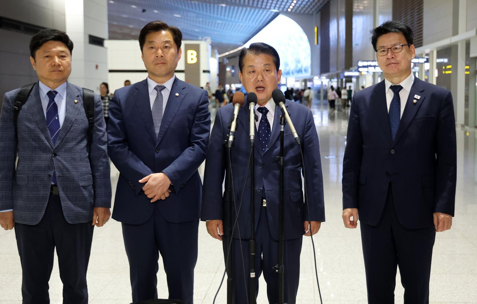 더불어민주당 김병주 재외국민안전대책단장을 비롯한 의원들이 15일 오후 인천국제공항 제2터미널에서 정부합동대응팀과 함께 한국인 대상 취업사기·납치·감금 범죄가 빈번하게 발생하고 있는 캄보디아로 출국하기 앞서 발언하고 있다. 왼쪽부터 홍기원, 황명선, 김병주, 임호선 의원. 2025.10.15. [인천공항=뉴시스]