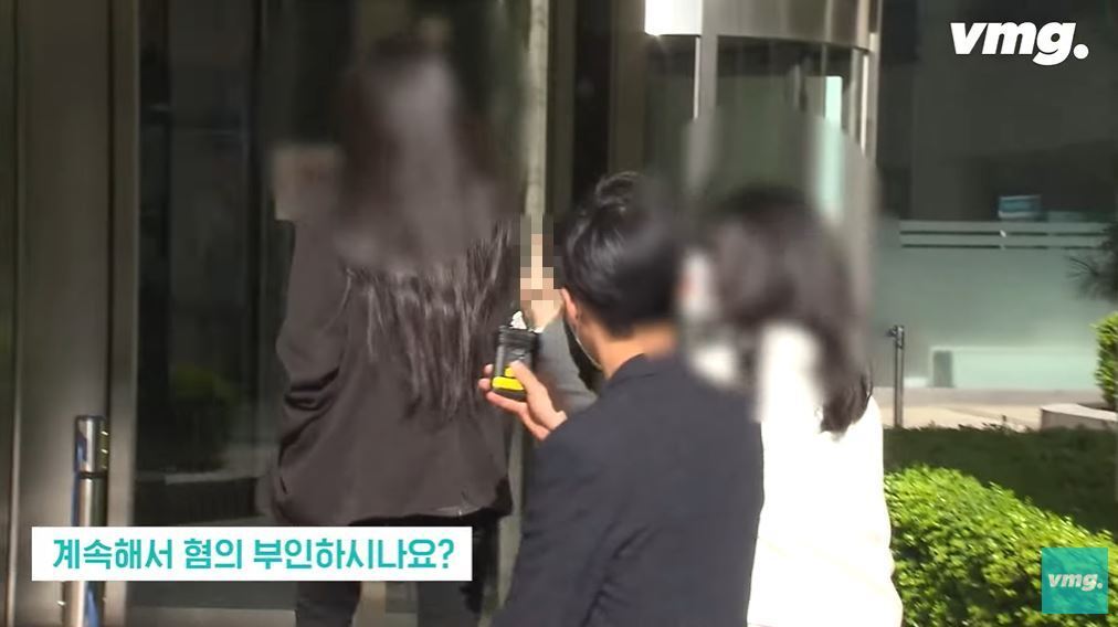 2021.04  ‘숙명여고 시험 정답 유출’ 사건 혐의로 재판에 넘겨진 쌍둥이 자매가 기소 5년 반 만에 24일 대법원에서 유죄 판결을 확정 받으면서 과거 이들이 취재진의 질문에 ‘손가락 욕’을 하는 모습. ⓒ뉴시스