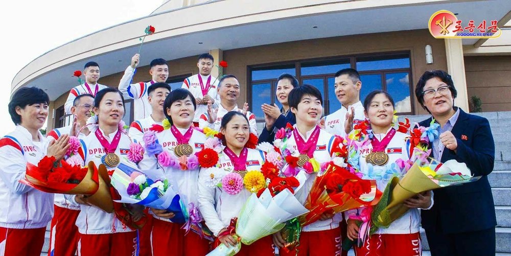 북한 노동당 기관지 노동신문은 2025년 국제역기연맹 세계선수권대회에서 수상한 자국 선수들을 조명하며 “조국의 명성을 또다시 떨쳤다”라고 16일 보도했다. 평양 노동신문=뉴스1