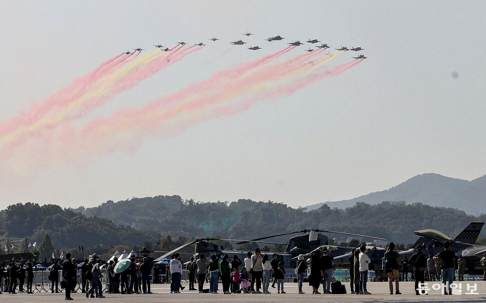 국내 최대의 항공우주방산 전문 종합무역전시회인 ‘서울 국제 항공우주 및 방위산업 전시회(ADEX) 2025’가 17∼24일 경기 성남시 서울공항과 일산 킨텍스에서 막을 올린다. 올해 행사는 35개국 600개 업체가 참여해 역대 최대 규모로 진행된다. 사진은 서울 ADEX 2023 행사장 모습. 동아일보DB
