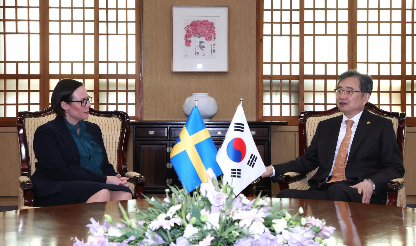 조현 외교부 장관이 16일 서울 종로구 외교부 청사에서 말메르 스테네르가드(Malmer Stenergard) 스웨덴 외교부 장관과 면담을 하고 있다. ⓒ 뉴스1