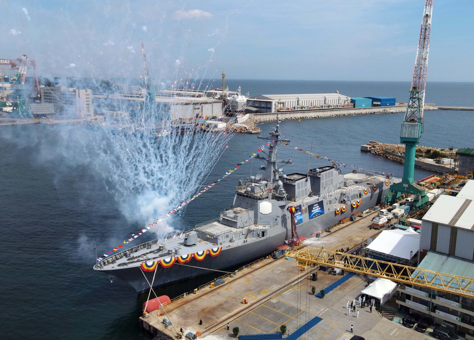 HD현대중공업이 건조해 지난 9월 진수한 8200t급 최첨단 이지스구축함(KDX-III Batch-II) 2번함인 ‘다산정약용함’의 모습. HD현대 제공